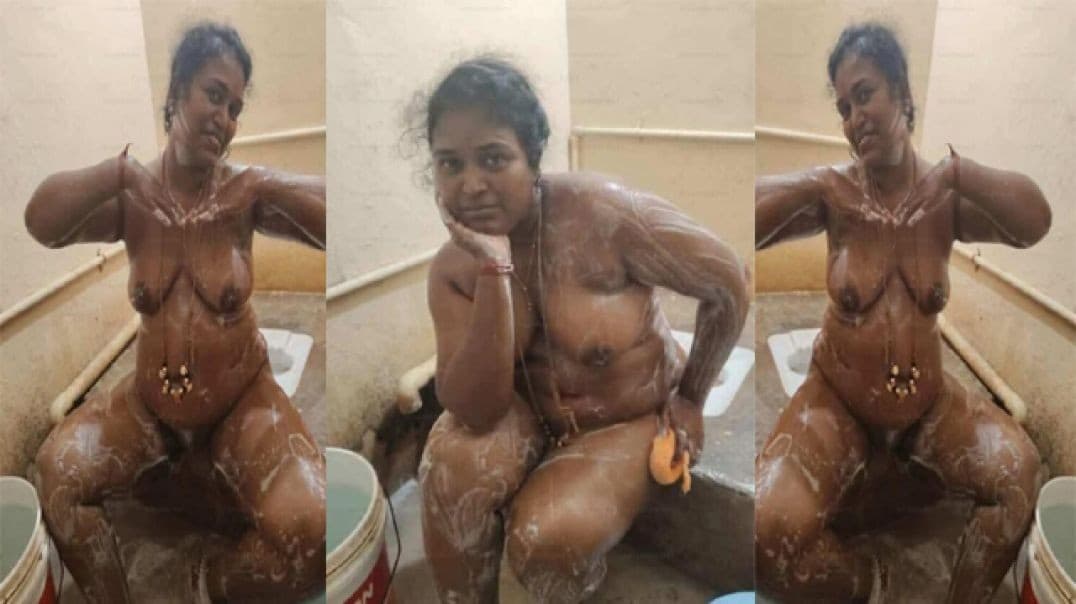 Tamil Chubby Aunty Showing Her Pussy