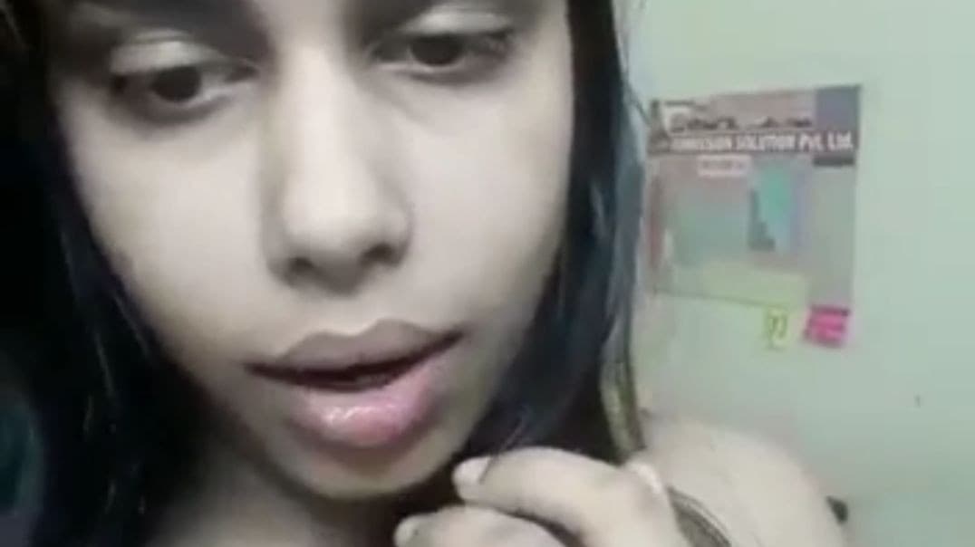 Desi Girlfriend Fingering Her Wet Pussy on Cam