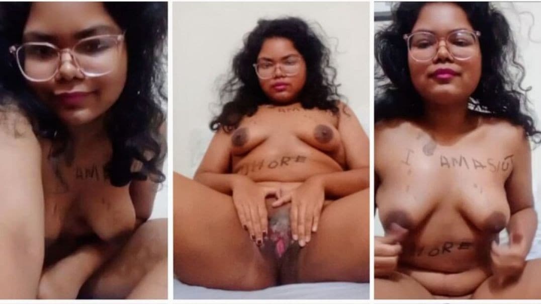 Desi Whore Rubbing Her Boob Nude