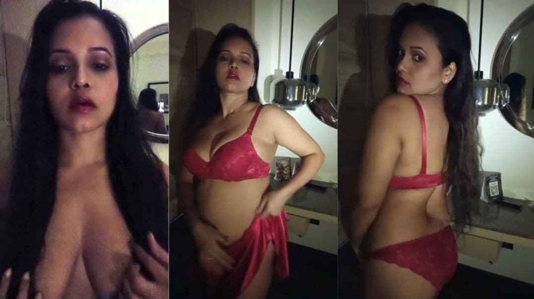 Sexy Actress Priya Gamre Getting Fully Topless in Premium Live
