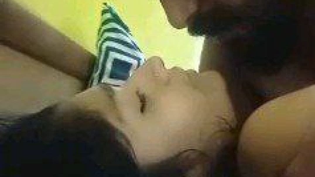 Horny Desi Couple Goes Viral in OYO Room