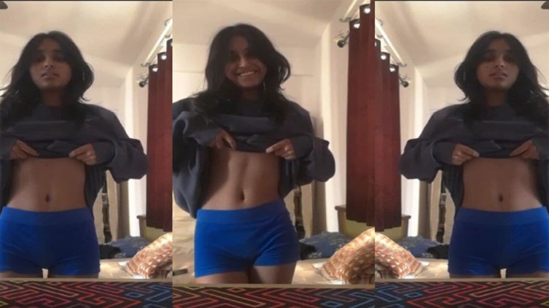 Slim Sexy Cute Girlfriend Exposing Her Naked Body